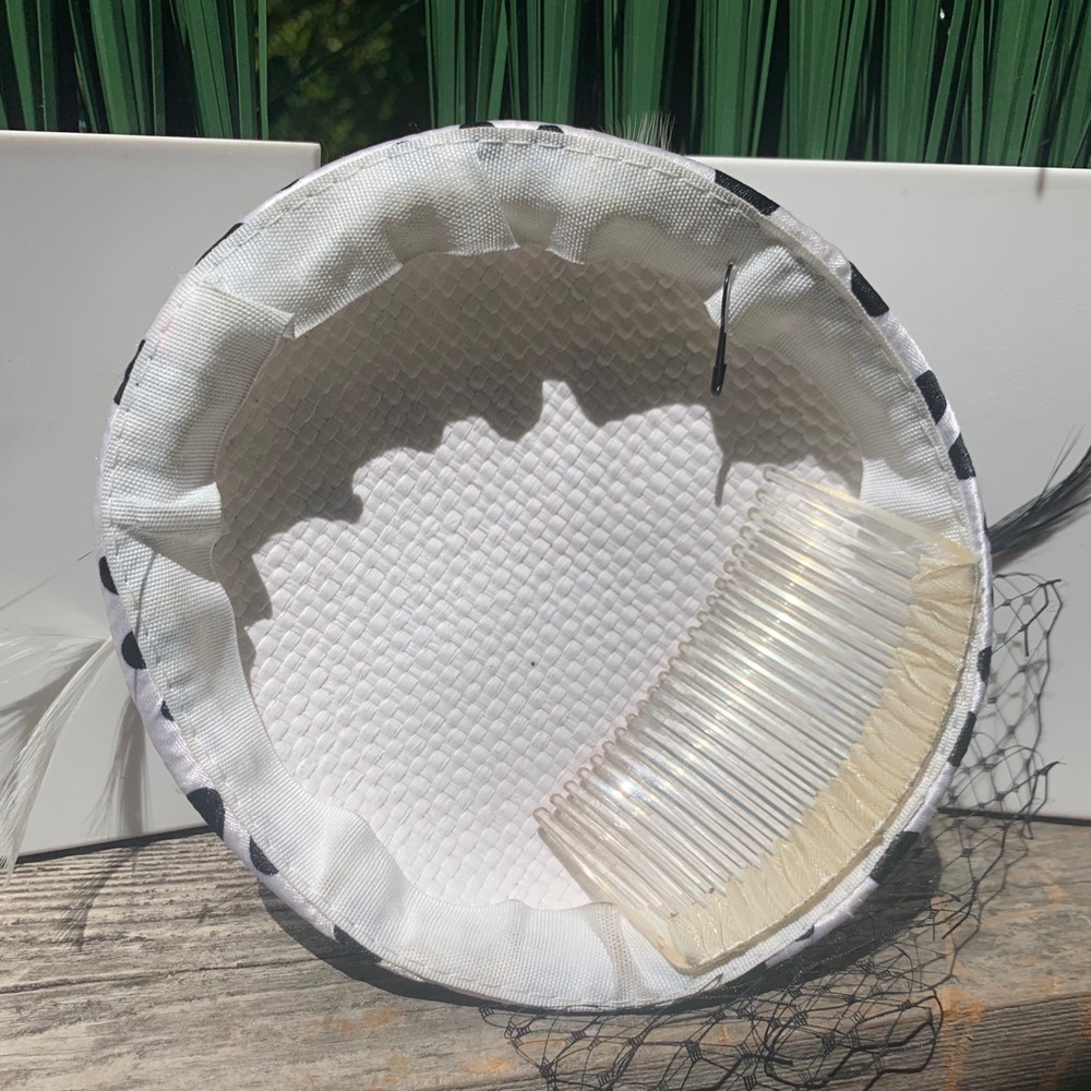 ⭐️ Fascinator - BRITISH Polka dot with Black and White Flowers EUC - Picture 5 of 16